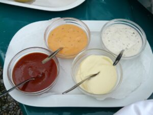 Salsas variadas que contienen números E como Emulgentes