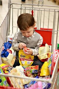 Niño alérgico a los alimentos en el carrito de la compra