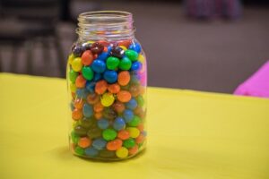 Grageas de colores que contienen E-900 como revestimiento