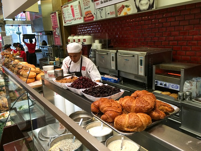 Cocinero trabajando en en una cafetería