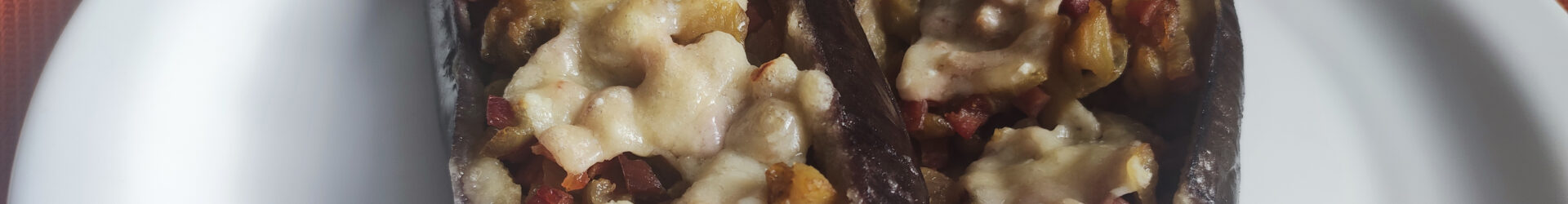 Berenjenas rellenas de cebollita pochada y aceitunas o jamón