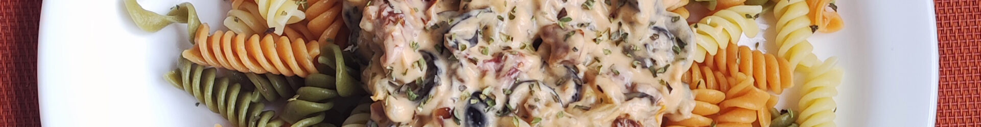 Espirales de colores con salsa de tomates secos y aceitunas