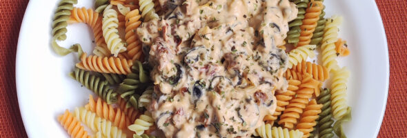 Espirales de colores con salsa de tomates secos y aceitunas