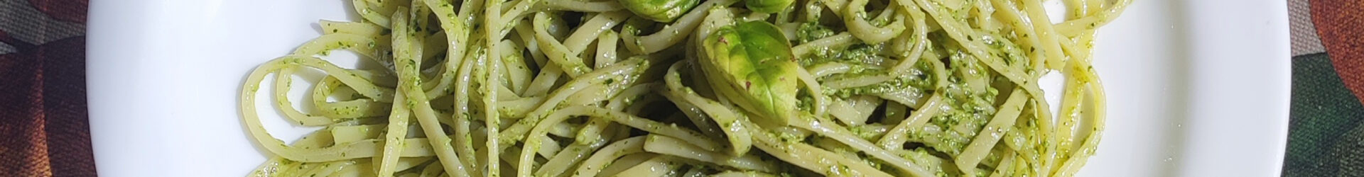 Espaguetis al pesto de albahaca