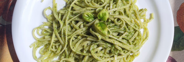 Espaguetis al pesto de albahaca