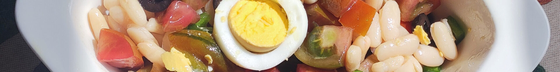Ensalada de judías blancas con tomate y pimientos