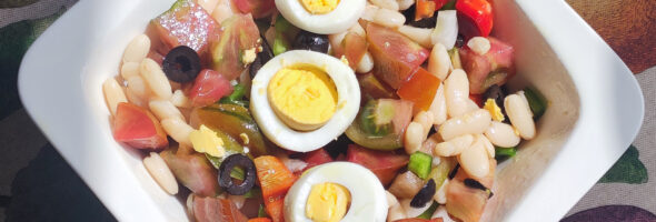 Ensalada de judías blancas con tomate y pimientos