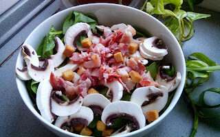 Ensalada de bacon y champiñones con salsa de yogur vegetal