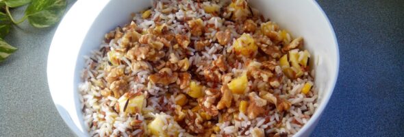 Ensalada de arroz salvaje con nueces y piña