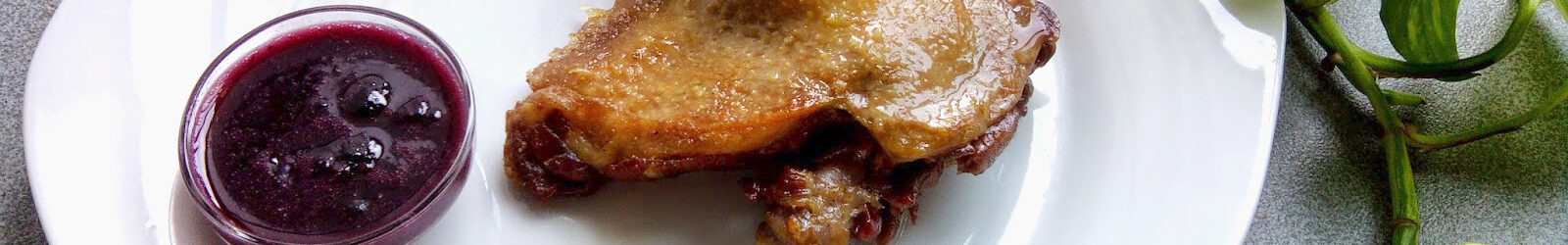 Confit de pato con salsa de arándanos