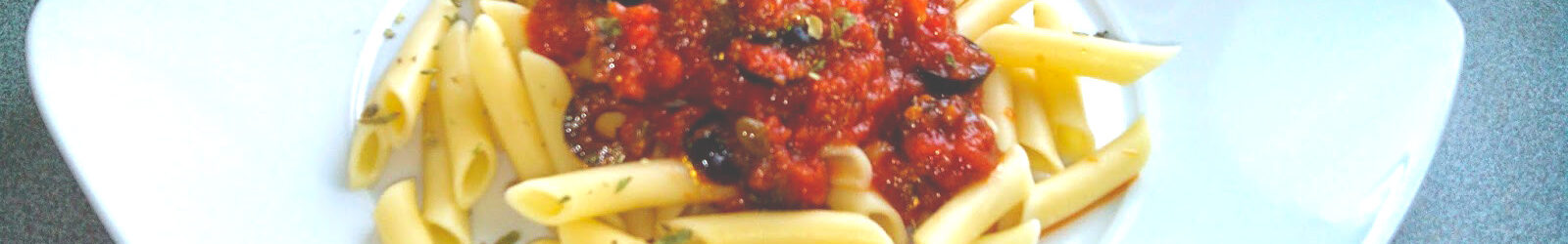 Pasta picante con anchoas y alcaparras