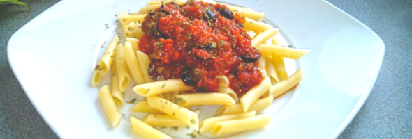 Pasta picante con anchoas y alcaparras